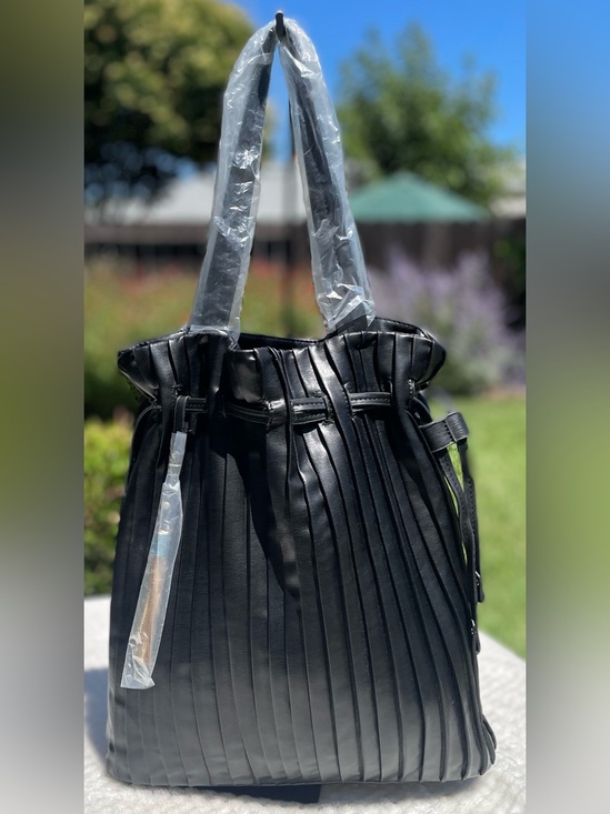 VENUS Handbags - Black Pleated Bucket Tote Bag. Faux leather style w/ pleated flair! NWT.